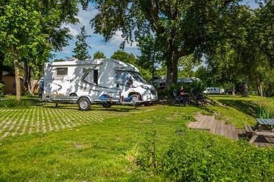 Camperplaats Comfort L aan het water