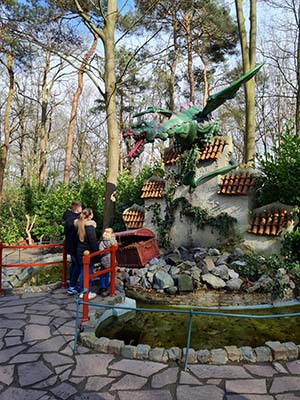 Kinder mit dem Drachen im Märchenwald in Efteling