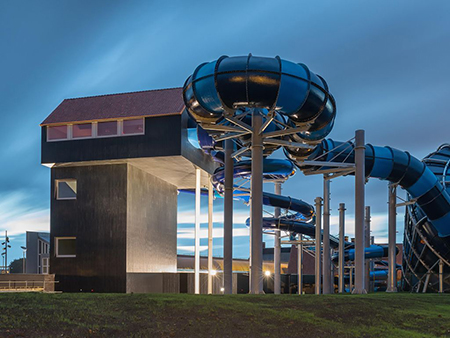 Die spektakulären Rutschen des Schwimmbades des Ferienparks Hof van Saksen