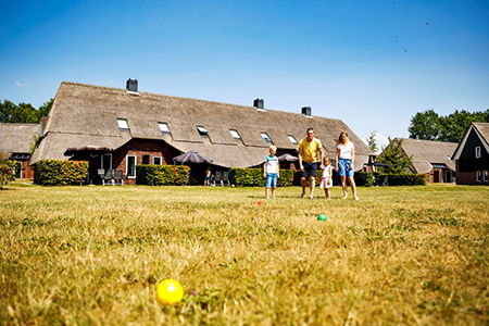 Verbundene Ferienhäuser Typ 4-Personen-Bauernhof 4C im Ferienpark Hof van Saksen