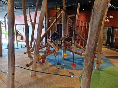 Kind spielt auf einem Indoor-Spielplatz in einem Ferienpark