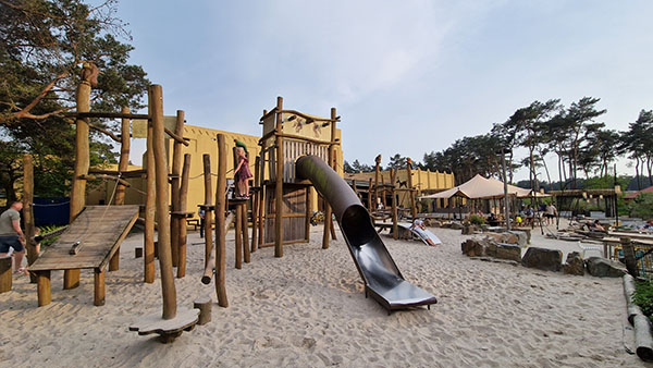 Spielplatz in einem zentralen Gebäude im Safaripark Beekse Bergen