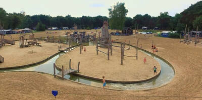 Der supergroße Outdoor-Spielplatz „Giga Rabbit Field“ des Ferienparks Beerze Bulten