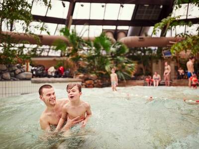 Trotzen Sie den Wellen im Wellenbad Aqua Mundo im Center Parcs De Huttenheugte