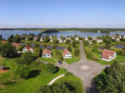 Luftaufnahme von Ferienhäusern und dem Freizeitsee von Center Parcs Parc Sandur