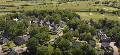 Luftaufnahme des Ferienparks Dormio Resort Maastricht und der Hügel von Süd-Limburg