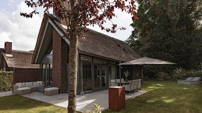 Luxuriöses Ferienhaus mit Reetdach im Ferienpark Dutchen Villapark Mooi Schoorl