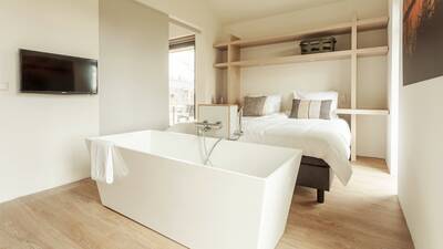 Schlafzimmer mit Bad in einem Ferienhaus im Dutchen Villapark Suitelodges Gooilanden