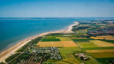 Luftaufnahme des Ferienparks EuroParcs Cadzand, der Nordsee und des Strandes von Zeeland
