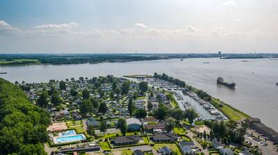 Luftaufnahme des Ferienparks EuroParcs De Biesbosch und des Hollands Diep