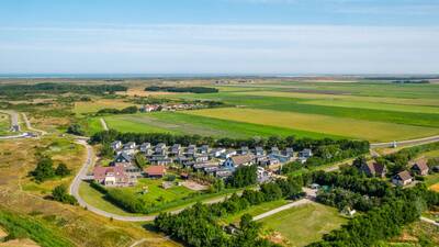 Luftaufnahme des kleinen Ferienparks EuroParcs De Koog auf Texel