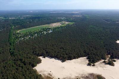 Luftaufnahme des Ferienparks Europarcs EuroParcs De Wije Werelt in den Wäldern der Veluwe