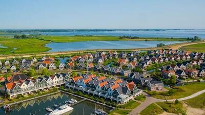 Luftaufnahme des Ferienparks EuroParcs Poort van Amsterdam am Markermeer