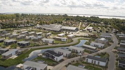 Luftaufnahme des Ferienparks EuroParcs Poort van Zeeland und des Haringvliet