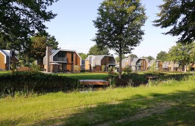 Freistehende Ferienhäuser an einem Graben im Ferienpark EuroParcs Zuiderzee
