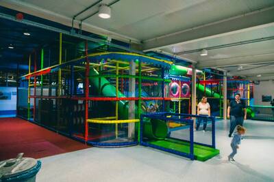 Kind spielt auf dem Indoor-Spielplatz des Ferienparks EuroParcs Zuiderzee