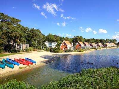 Ferienhäuser und Strand am See im Ferienpark EuroParcs de Zanding