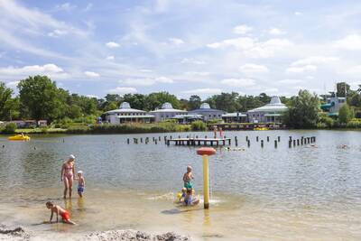 Menschen spielen im Erholungssee im Ferienpark Europarcs EuroParcs Zilverstrand