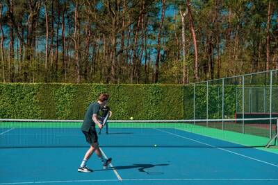Tennisspieler auf dem Tennisplatz des Ferienparks Europarcs de Achterhoek