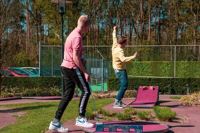 Zwei Männer spielen Minigolf auf dem Minigolfplatz des Ferienparks Europarcs de Achterhoek
