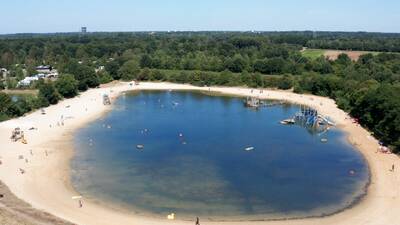 Der große Freizeitsee mit Sandstrand und Spielgeräten im Ferienpark Witterzomer