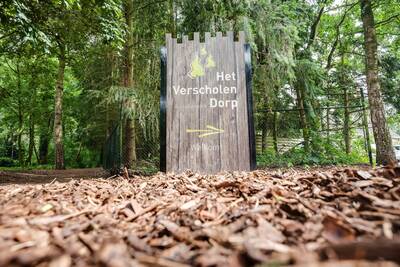 Eingang des Ferienparks Het Verscholen Dorp