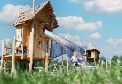 Kind auf einer Rutsche auf einem Spielplatz im Ferienpark Krieghuusbelten