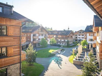 Sommerfoto der Apartmenthäuser im Landal Alpen Resort Maria Alm