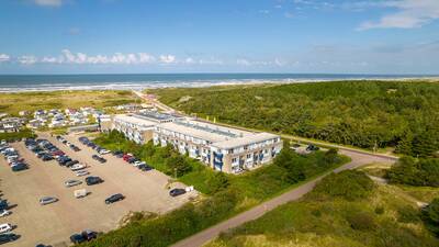 Luftbild von Landal Ameland State mit Dünen und Meer