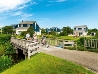 Brücke und Ferienhäuser im Landal Beach Park Texel