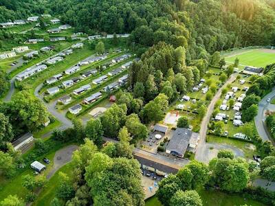 Luftaufnahme des Ferienparks Landal Eifel Prümtal