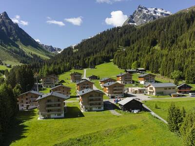 Luftaufnahme von Landal Hochmontafon in einer wunderschönen bergigen Umgebung