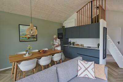 Wohnzimmer und Küche eines Ferienhauses im Ferienpark Landal Klein Oisterwijk