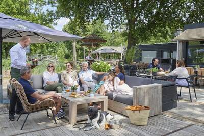 Menschen auf der Terrasse des Restaurants De 3 Vennen im Ferienpark Landal Klein Oisterwijk