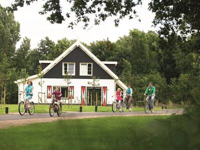 Eine Familie auf dem Fahrrad für ein Ferienhaus im Ferienpark Landal Resort Haamstede