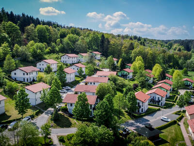 Luftaufnahme des Ferienparks Landal Salztal Paradies mit Ferienhäusern und Wald