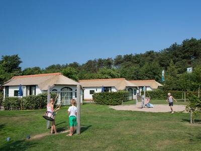 Spielplatz zwischen den Ferienhäusern im Ferienpark Landal Schuttersbos