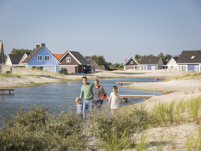 Ferienhäuser an einem Wasserspiel mit Stegen im Ferienpark Landal Strand Resort Ouddorp Duin