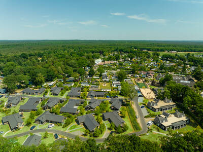 Luftaufnahme von Ferienhäusern im Ferienpark Landgoed De IJsvogel