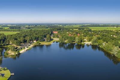Luftaufnahme des Roompot Recreatiepark de Tolplas mit See und Ferienhäusern
