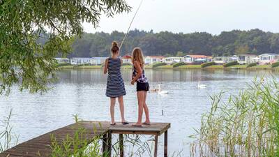 Kinder angeln im Agnietenplas von einem Steg im Molecaten Park De Agnietenberg