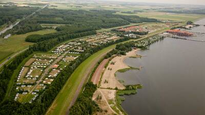 Luftaufnahme des Ferienparks Molecaten Park Flevostrand direkt am Veluwemeer