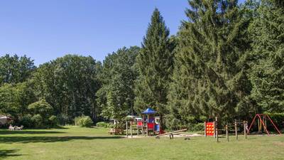Ein Spielplatz auf dem kleinen Ferienpark Molecaten Park Landgoed Molecaten