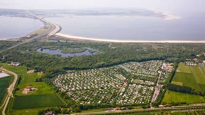 Luftaufnahme des Ferienparks Molecaten Park Rondeweibos und des Nordseestrandes bei Rockanje