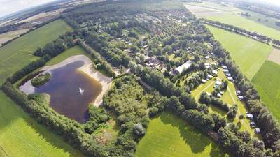 Luftaufnahme des Ferienparks Molecaten het Landschap mit dem Erholungssee