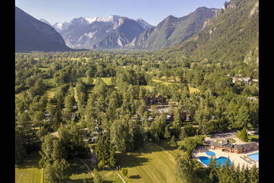 Luftaufnahme des Ferienparks RCN Belledonne, Berge und Wälder