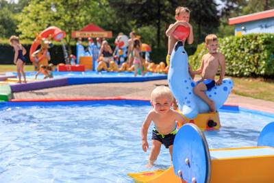 Kinder im Planschbecken des Ferienparks RCN De Noordster