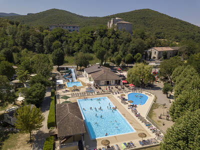 Luftaufnahme des Swimmingpools im Ferienpark RCN La Bastide en Ardèche