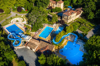 Luftaufnahme des Schwimmparadieses im Ferienpark RCN Le Moulin de la Pique