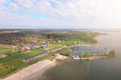 Luftaufnahme des Ferienparks RCN Zeewolde und des Jachthafens am Veluwemeer